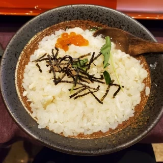 出汁をいれた鯛茶漬け