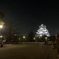 夜は大阪城がライトアップされまた違った雰囲気に