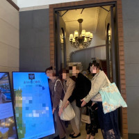 建物のロビーに結婚式の紹介が、、！