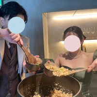 新郎新婦よりゲストの方へ釜飯をよそいます。盛り上がりました！