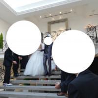 フラワーシャワーは階段からです。