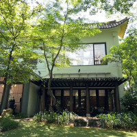 大きな窓の挙式会場が見えます