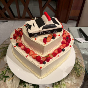 入刀用のケーキです。パトカーを乗せていただきました！|712313さんのTHE GRAND ORIENTAL MINATOMIRAI(グランドオリエンタル みなとみらい)の写真(2560916)