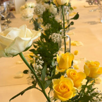 ナチュラルなイメージで緑、白、黄色の装花を使いました。