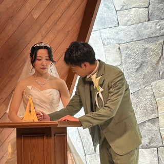 結婚証明にサイン中