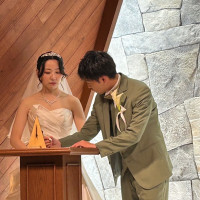 結婚証明にサイン中