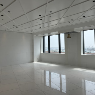 式場前スペース　白を基調とし明るい空間です