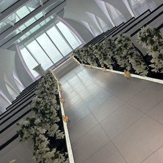 白を基調とし明るいチャペル