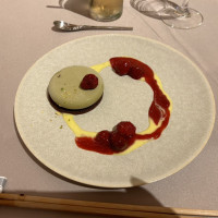 ピスタチオとベリーのデザートです。