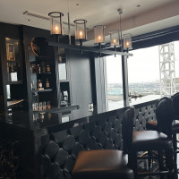 ゲストは待ち時間バーカウンターでドリンクを出してもらえます。