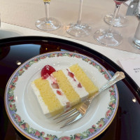 ウエディングケーキカット後。全員にイチゴが1つのっていました