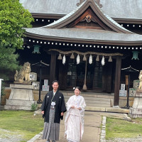 神社をバックに