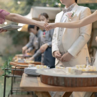 デザートブッフェは新郎新婦からサーブしました。