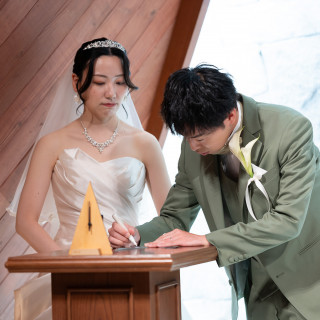 結婚証明書にサイン