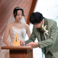 結婚証明書にサイン