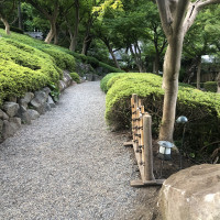 白鳳館は向かうお庭の道です。