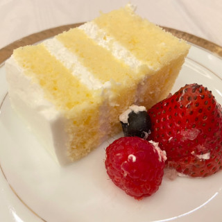 入刀後のケーキをみんなで分けて食べました。