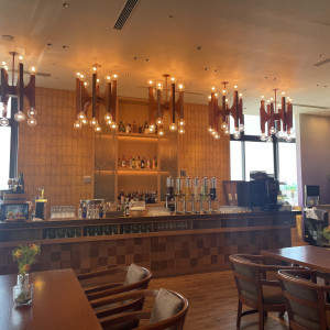 挙式前のロビー、ドリンクカウンター|713354さんのノートルダム大阪ONE/FIVESTAR WEDDINGの写真(2546627)