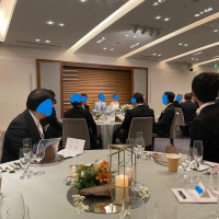 客席から新郎新婦席を見た全体写真です。
