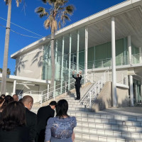 白基調の建物です。