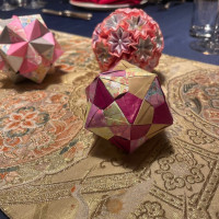 手作りのくす玉飾りつけ