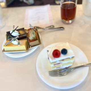 ケーキビュッフェとケーキとウェディングケーキ