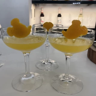 ウェルカムパーティー会場には生搾りのオレンジジュースあり！