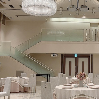 ピンクの披露宴会場の階段（ここから入場）