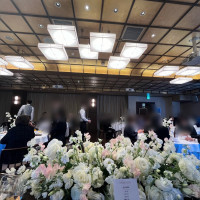 メインテーブルの装花　新郎新婦側から