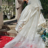 フラワーシャワー後の新郎新婦