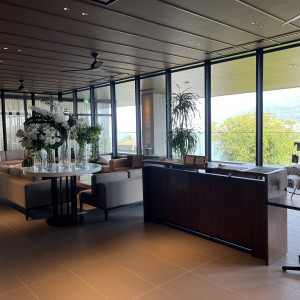 受付、待合も広くゲストが挙式時間まで
ゆっくりと過ごせます|714353さんのTHE BAYSUITE SAKURAJIMA TERRACE（ザベイスイートサクラジマテラス）の写真(2217331)