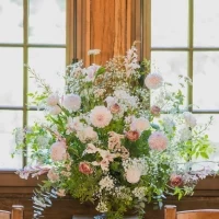 高砂の後ろにお花を置きました
