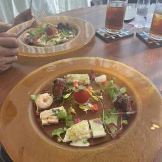 お皿の上には綺麗なお花が咲き大満足のワンプレートお料理でした