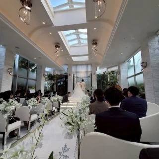 挙式会場は自然光が入り明るいです