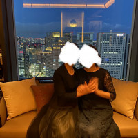 夜景をバックに写真を撮れるソファ