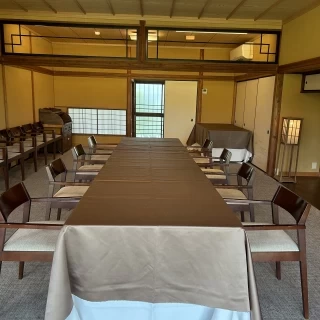 少人数での食事会にぴったりな広さです。