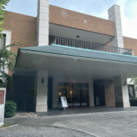 神社の真横に迎賓館