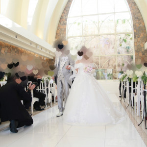 挙式にて、退場の様子|714989さんのNIHO -Dramatic scene wedding-（ニホ ドラマティックシーンウエディング）の写真(2221128)