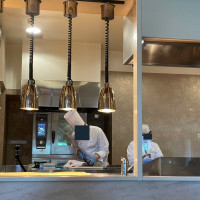 オープンキッチンでは料理風景を見ることができます
