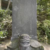 庭園には像や塔もあって、何度来ても飽きません。