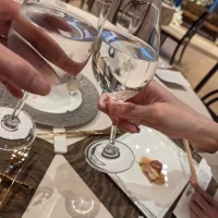 試食は披露宴会場で本番の雰囲気を味わいながらできます。