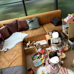 奥のソファでのキッズスペース|715396さんのIWAI OMOTESANDO(イワイ オモテサンドウ)の写真(2470657)