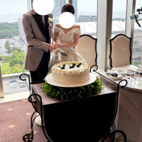 （ケーキ入刀）青空を背景に行うことが出来ました。