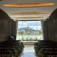 空が見える明るい挙式会場です