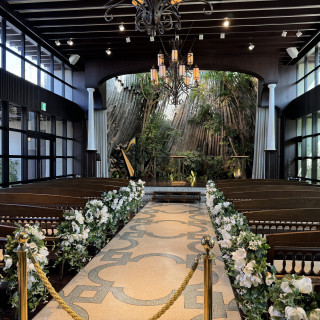 バージンロードを歩く正面には一枚岩