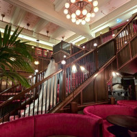 ロビーにある赤階段