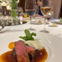 コースに出てきたステーキです