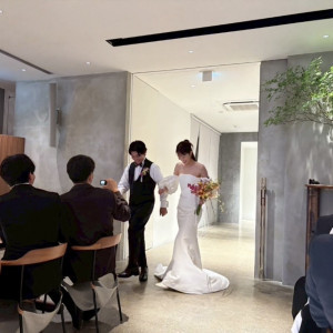 お色直しの入場です。|715820さんのIWAI OMOTESANDO(イワイ オモテサンドウ)の写真(2505112)