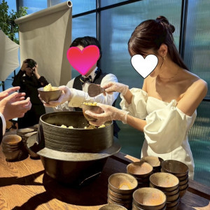 釜飯をみなさんで食べます。私たちがお渡しします。|715820さんのIWAI OMOTESANDO(イワイ オモテサンドウ)の写真(2505120)