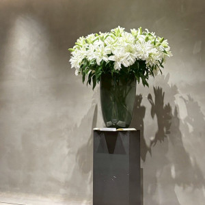 挙式会場の真ん中に、季節によって異なるお花があります。|715820さんのIWAI OMOTESANDO(イワイ オモテサンドウ)の写真(2505115)